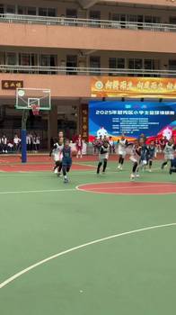 基本功扎实！小女孩打球对抗干拔上篮运控助攻样样精通！